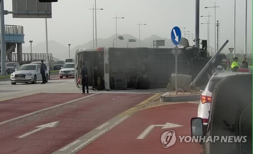 군산서 관광버스 넘어져 22명 경상