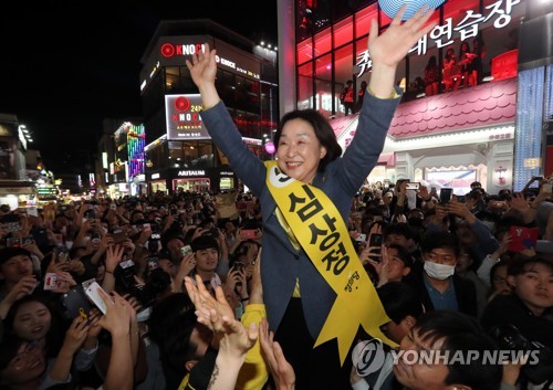 홍대 앞에서 시민들 만난 심상정 후보