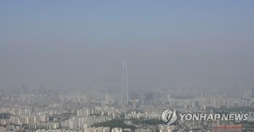 푸른 하늘 아래 미세먼지에 갇힌 서울