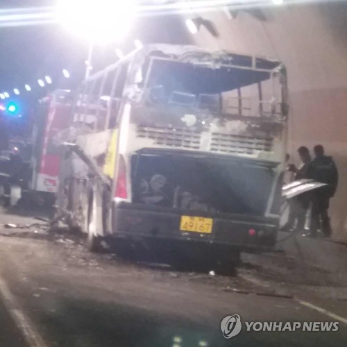 화재로 뼈대만 남은 통학버스