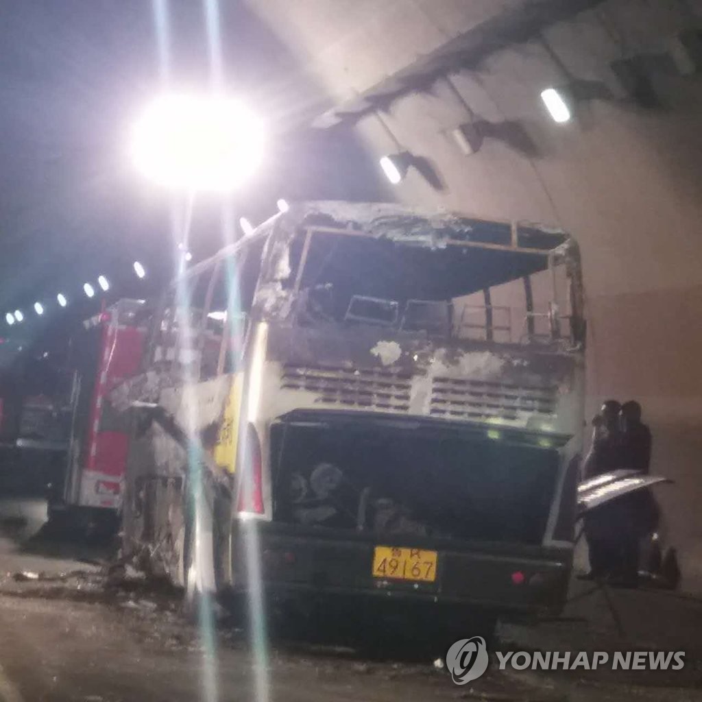 화재로 뼈대만 남은 통학버스