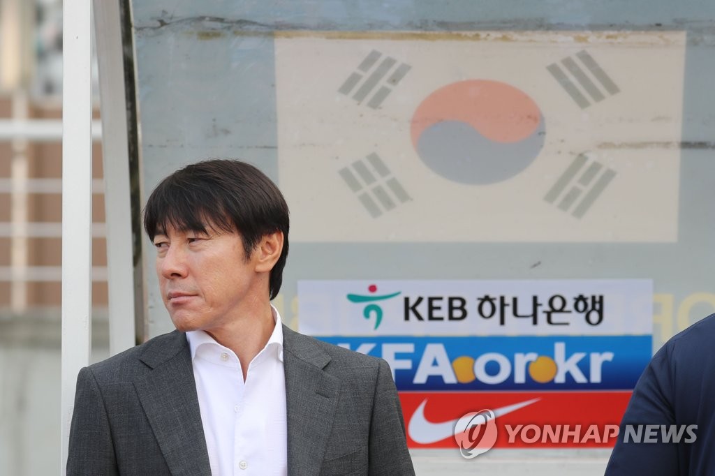 생각에 잠긴 신태용 감독