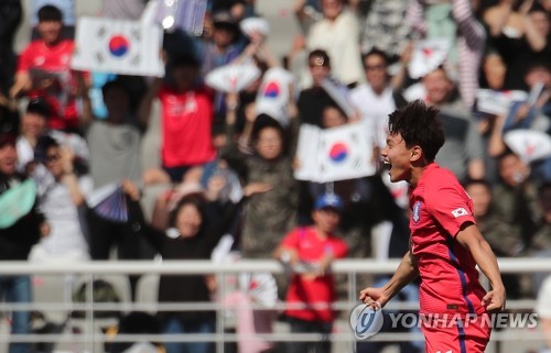 환호하는 조영욱
