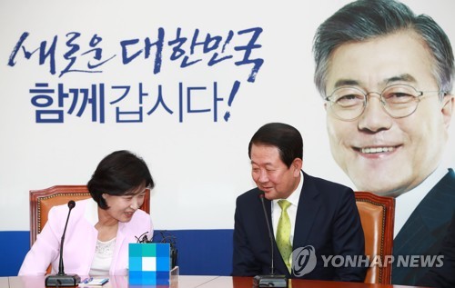 서로 낮추며