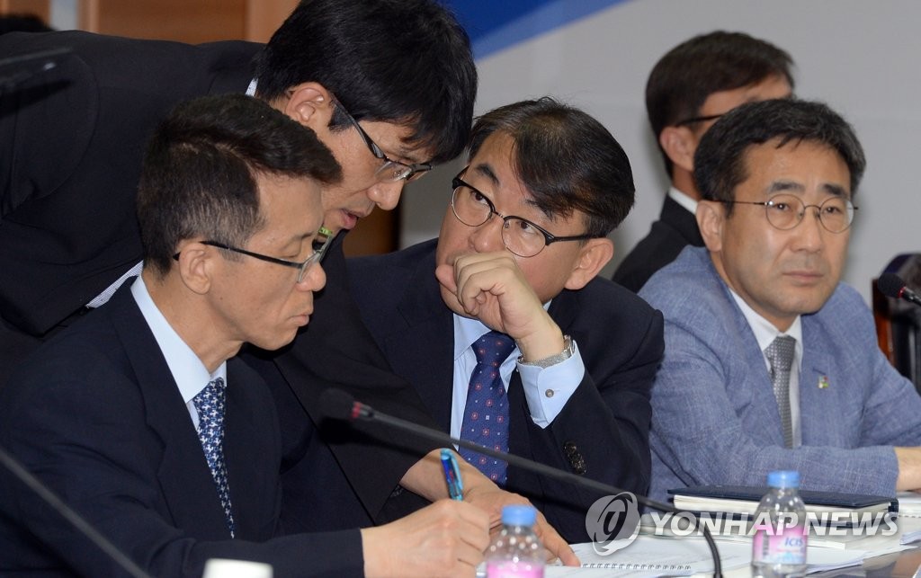 대화하는 해수부 관계자들