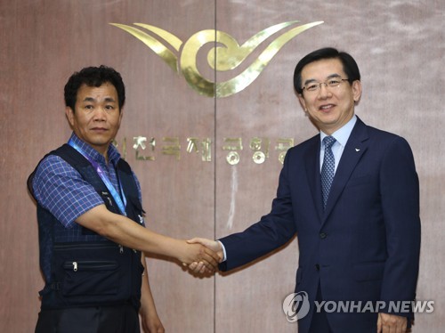 악수하는 인천공항공사 사장과 노조위원장