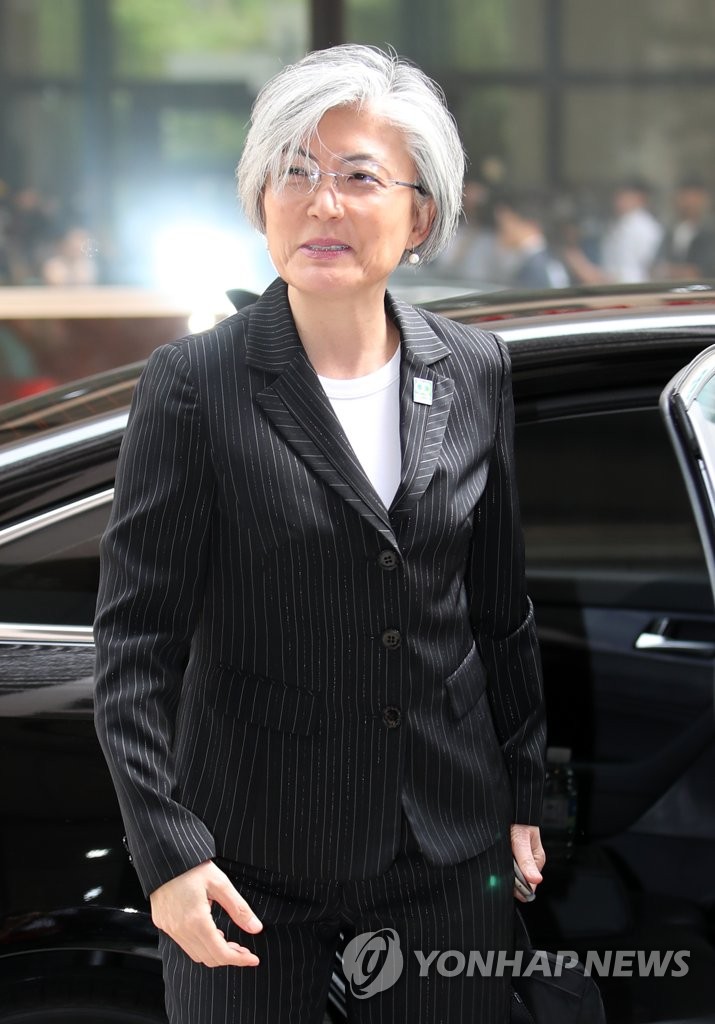출근하는 강경화 외교부장관 후보자