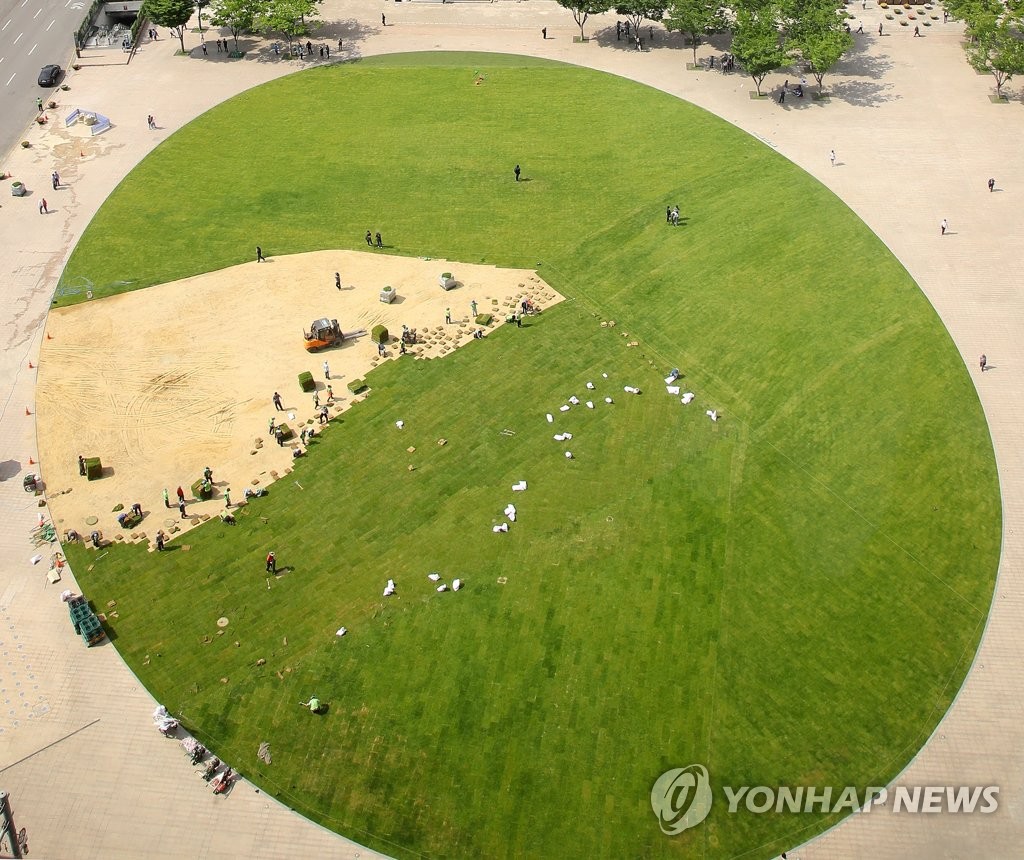 보수단체 천막 철거된 자리에 푸른 잔디가