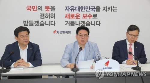 기자간담회 하는 정우택