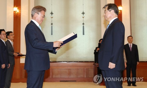 문 대통령, 서훈 국정원장에 임명장