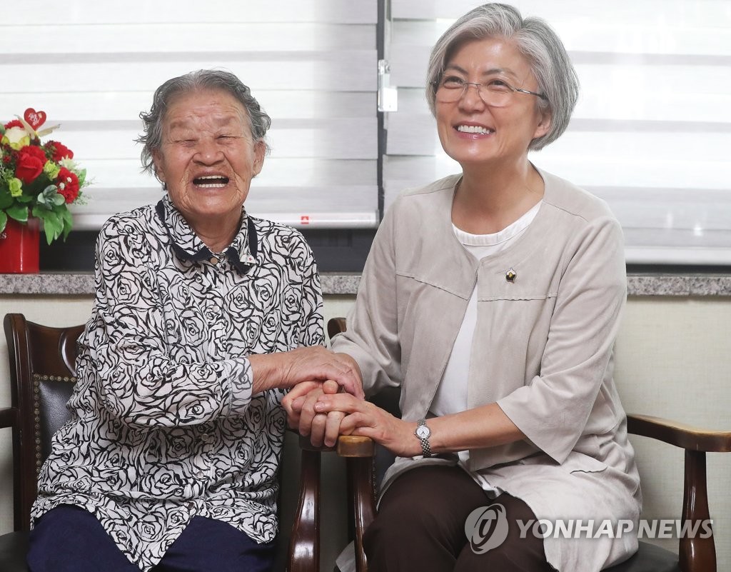 화기애애한 박옥선 할머니와 강경화 후보자