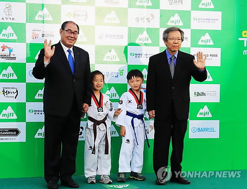 무주산골영화제 인사하는 황정수 군수와 유기하 집행위원장