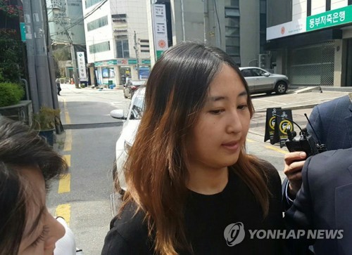 취재진과 인터뷰하는 정유라 씨