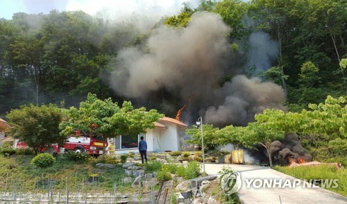 화천 산불 진화하는 소방당국