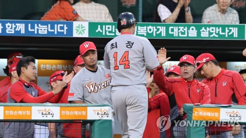 홈런 친 최정 맞이하는 코치들