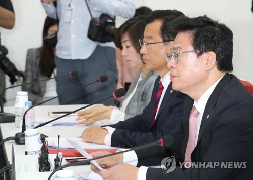 비대위 회의 주재하는 정우택
