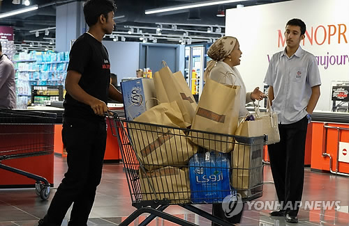단교로 고립된 카타르서 식품 '사재기'