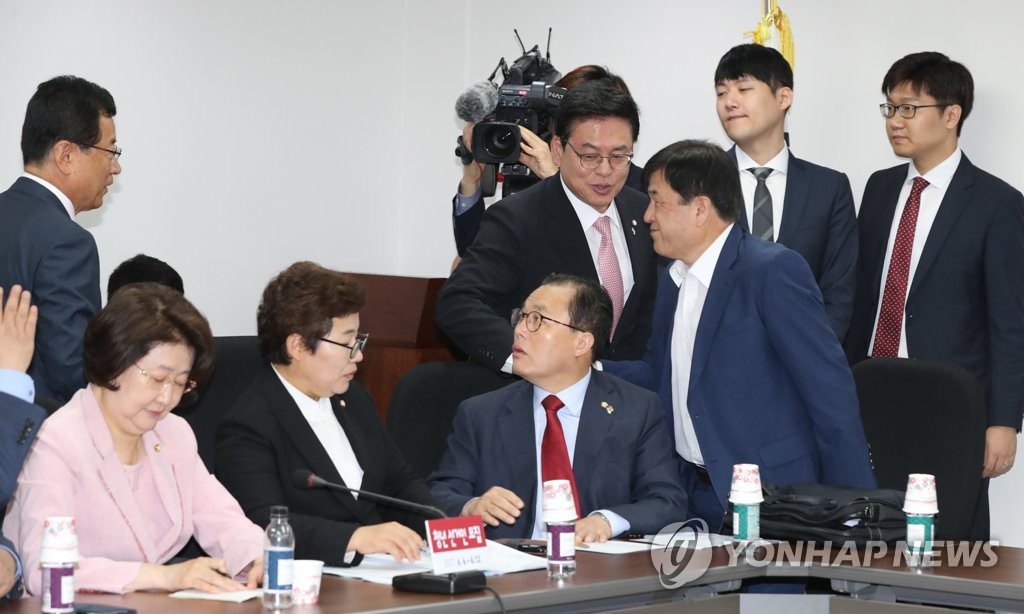 동료 의원과 인사하는 정우택