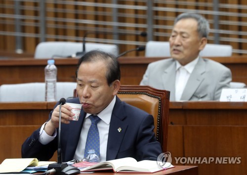 답변하는 배용주 증인