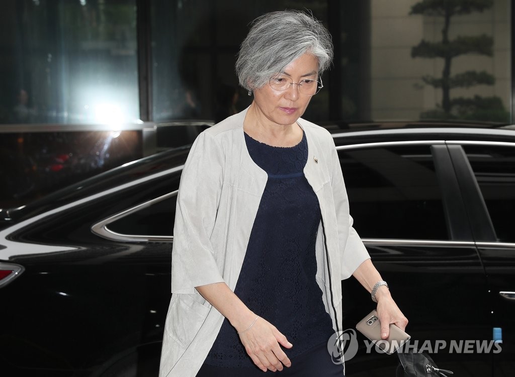 강경화 후보자, 평소처럼 출근