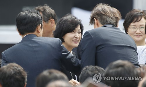 참석자들과 인사하는 추미애