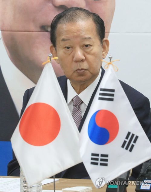 인사말 듣는 일본 특사