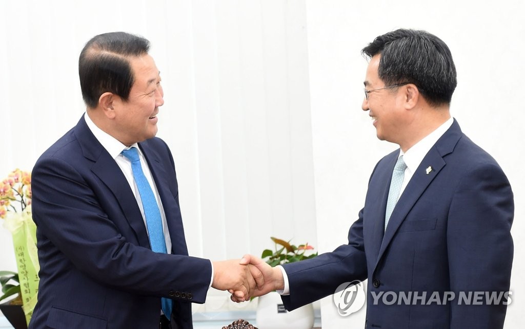 박주선 부의장과 인사하는 김동연 부총리