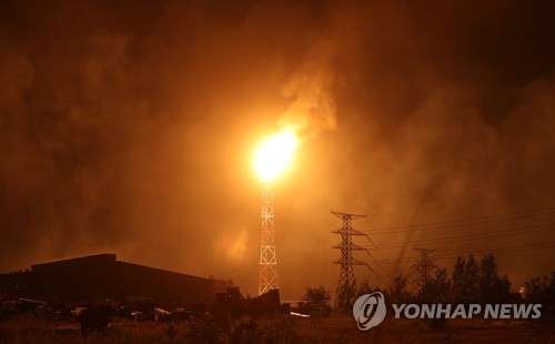석유화학공장의 거대한 불꽃