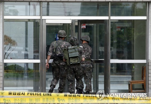 군 관계자들 연대 공학관으로