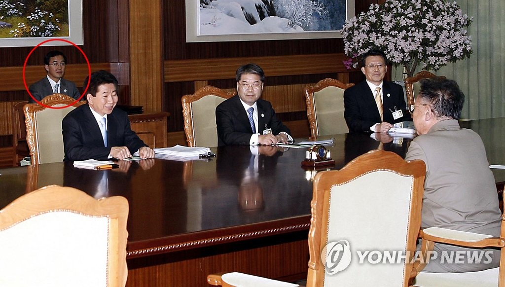 2007년 10월 제2차 남북정상회담에 배석, 회의록 작성중인 조명균 통일부 장관