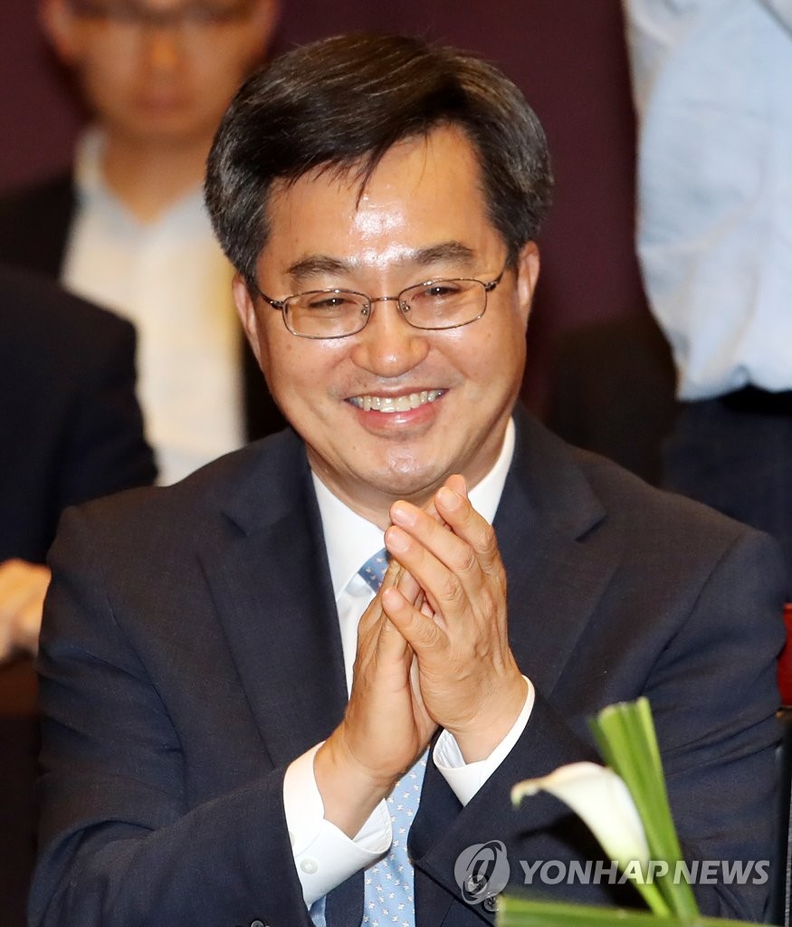 박수치는 김동연 경제부총리