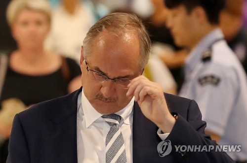 굳은 표정으로 귀국하는 슈틸리케