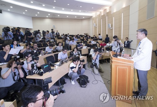 취재진 질문에 답하는 김연수 진료부원장