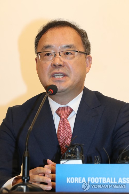 슈틸리케 대표팀 감독과 동반 사퇴한 이용수 전 기술위원장