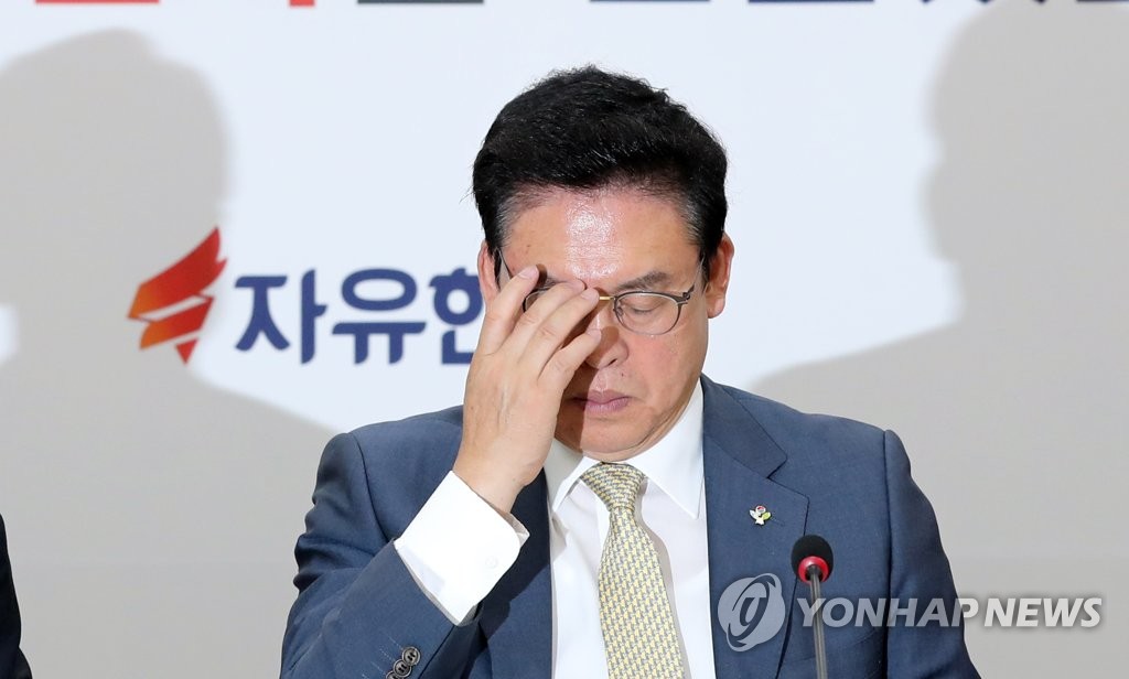 생각에 잠긴 정우택 대표권한대행