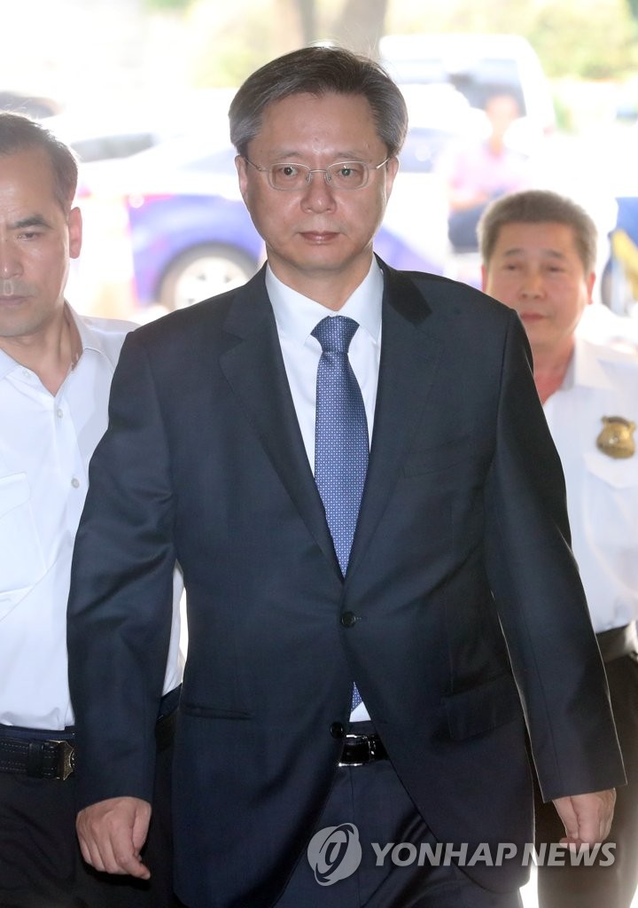 법정 들어서는 우병우 전 민정수석