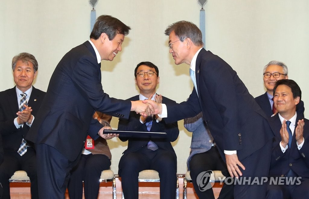 임명장 받는 도종환 문체부 장관