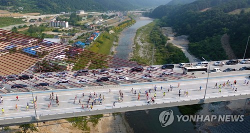개통앞둔 동서고속도로서 마라톤