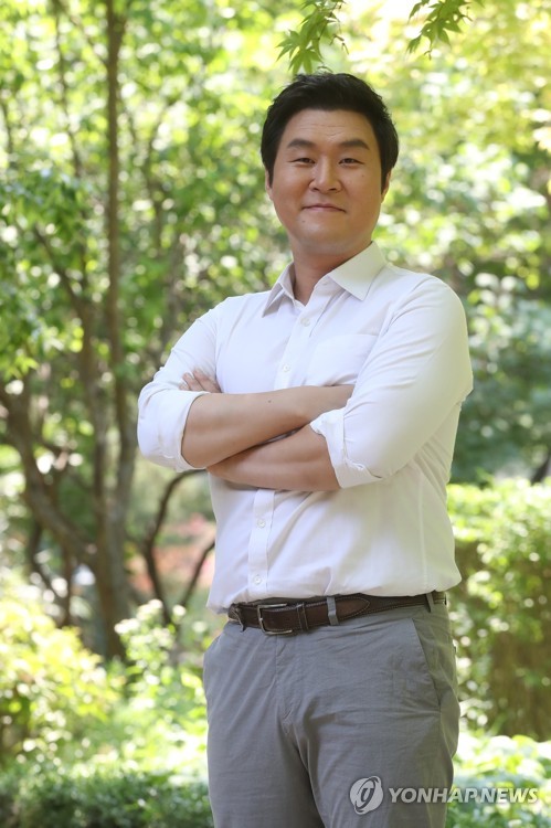 늠름한 윤경호