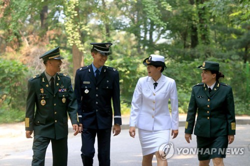 "땅·하늘·바다를 지키는 우리는 국군 가족"