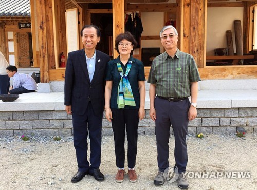 최문순 지사(왼쪽)와 추 대사 부부