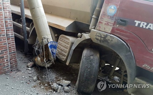 덤프트럭 내리막길서 미끄러져 전봇대 충돌