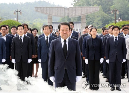5·18민주묘지 참배하는 박주선