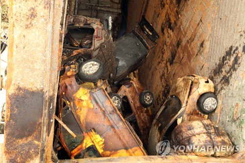 차량 뒤엉킨 세월호 화물칸