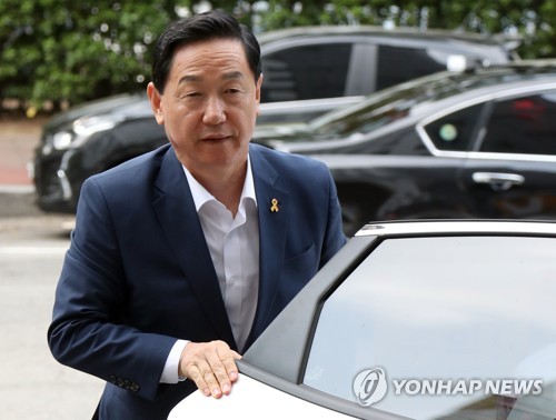 차에서 내리는 김상곤 교육부 장관 후보자