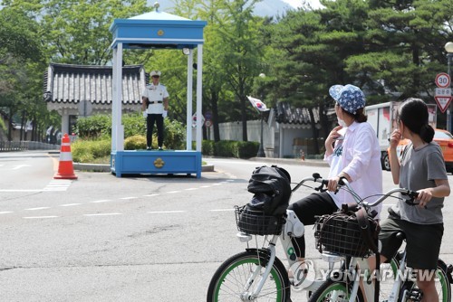 청와대 앞길 자전거 타고 씽씽