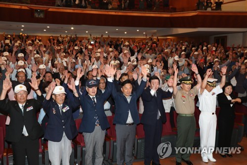 만세삼창 하는 6·25전쟁 제주 참전유공자