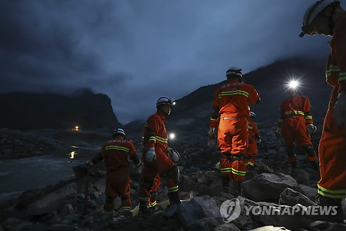 中쓰촨성 산사태 현장 밤샘 구조작업