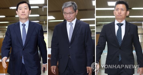 나란히 법정 출석하는 최지성.장충기.황성수
