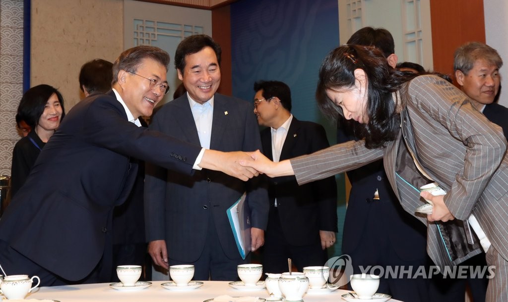 문 대통령, 김외숙 법제처장과 악수